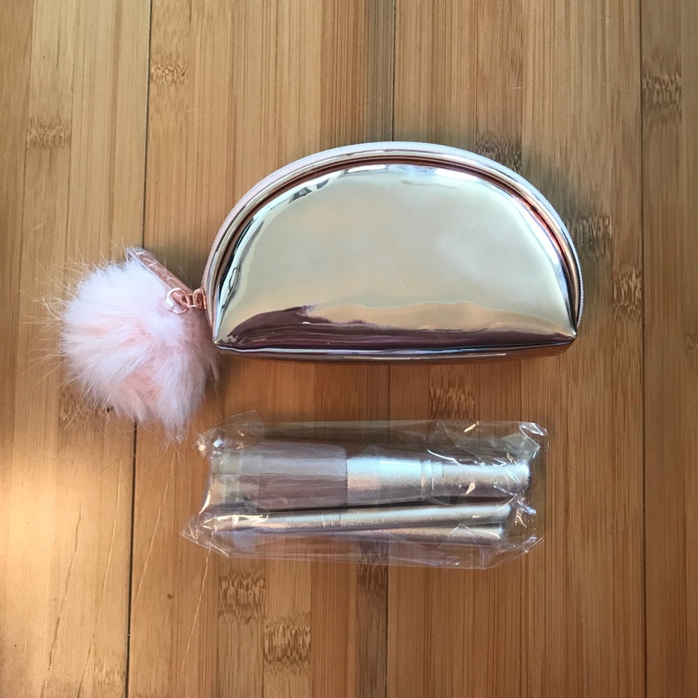 MAC Cosmetics 2017 Holiday Mini Brush & Bag